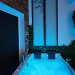Jacuzzi & Sauna Centrum 公寓