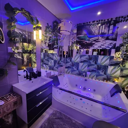 Appartement Chmielna Prestige With Luxury Jacuzzi And Sauna! Selected Also Feature A Massage Chair And Himalayan Salt With Color Therapy Salt Forest Gdańsk