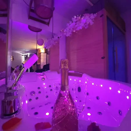 Apartment Chmielna Prestige With Luxury Jacuzzi And Sauna! Selected Also Feature A Massage Chair And Himalayan Salt With Color Therapy Salt Forest Gdansk