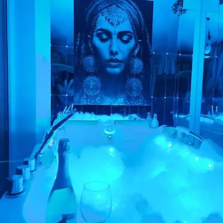 Chmielna Prestige With Luxury Jacuzzi And Sauna! Selected Also Feature A Massage Chair And Himalayan Salt With Color Therapy Salt Forest * Gdańsk