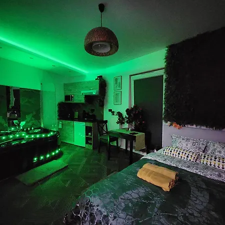 Apartment Chmielna Prestige With Luxury Jacuzzi And Sauna! Selected Also Feature A Massage Chair And Himalayan Salt With Color Therapy Salt Forest