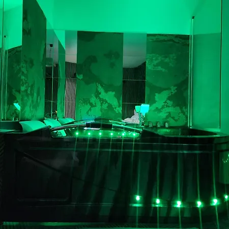 Appartement Chmielna Prestige With Luxury Jacuzzi And Sauna! Selected Also Feature A Massage Chair And Himalayan Salt With Color Therapy Salt Forest *