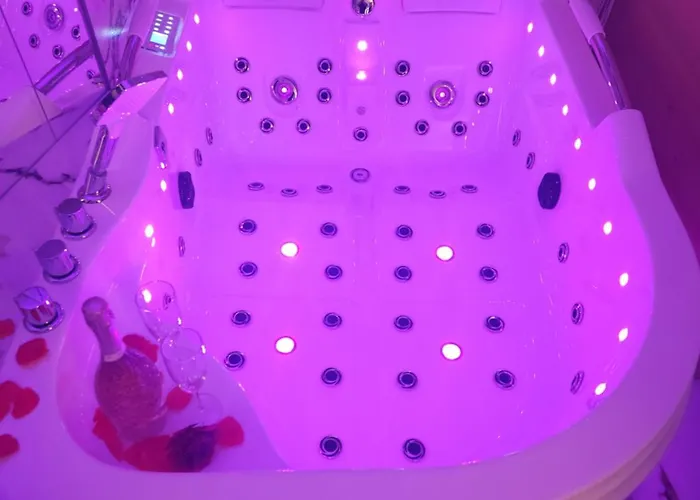 아파트 Jacuzzi & Sauna Centrum *